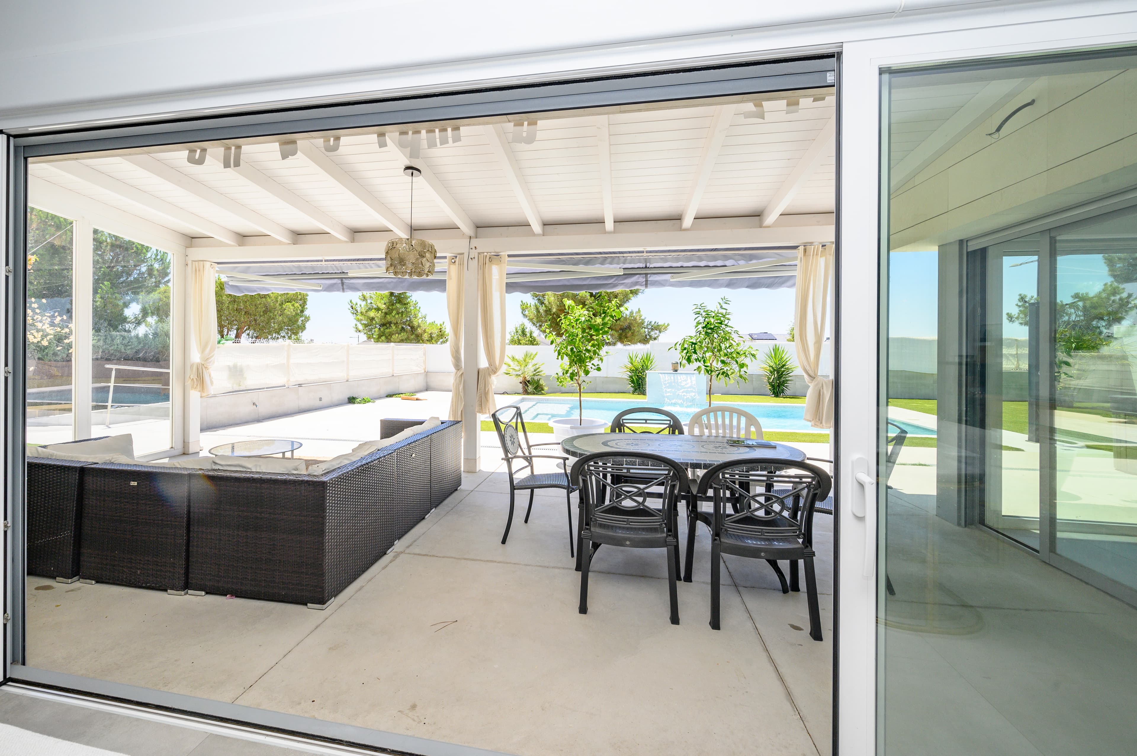 Terraza cubierta con zona de comedor