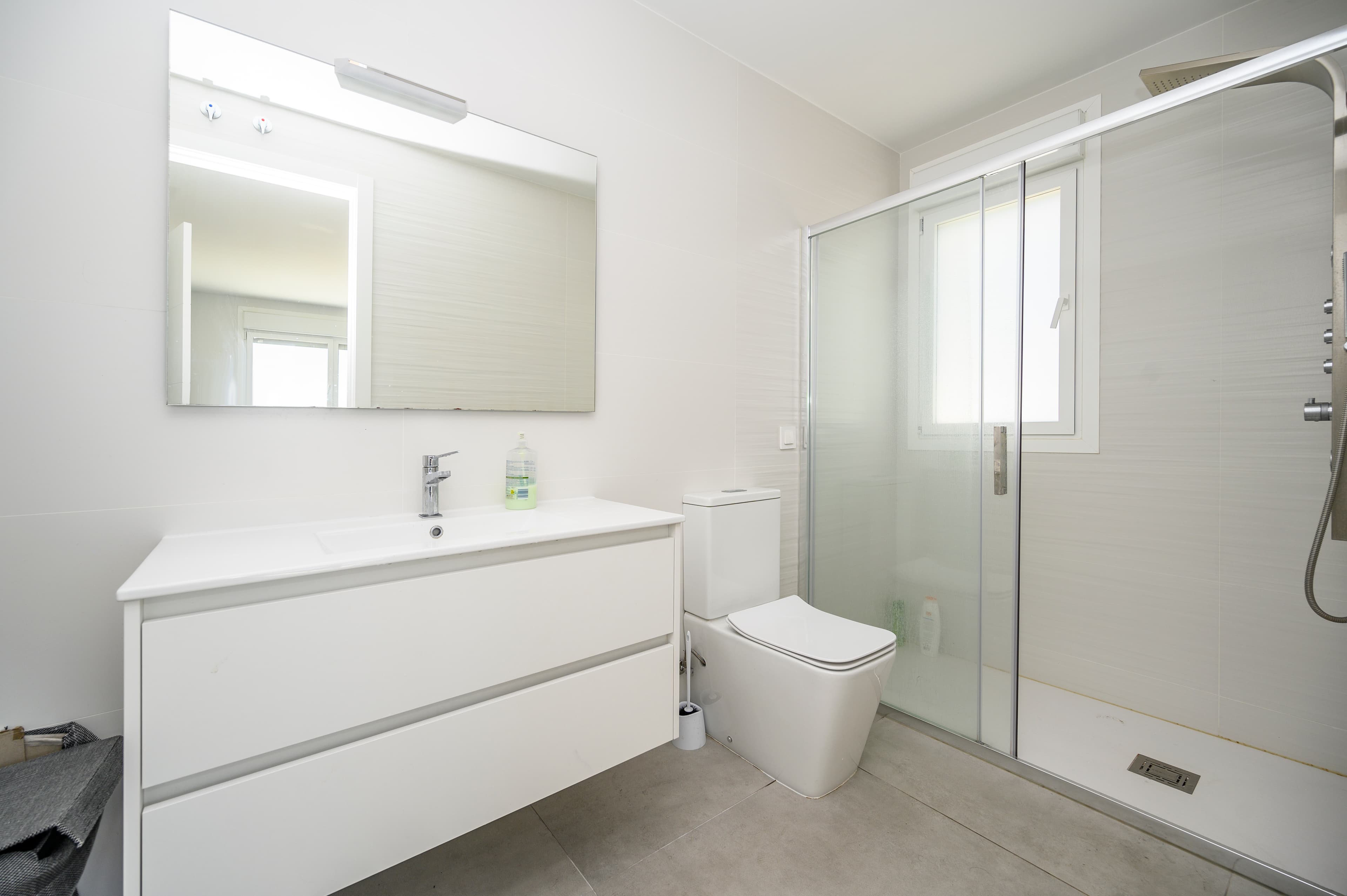 baño con ducha en cristal
