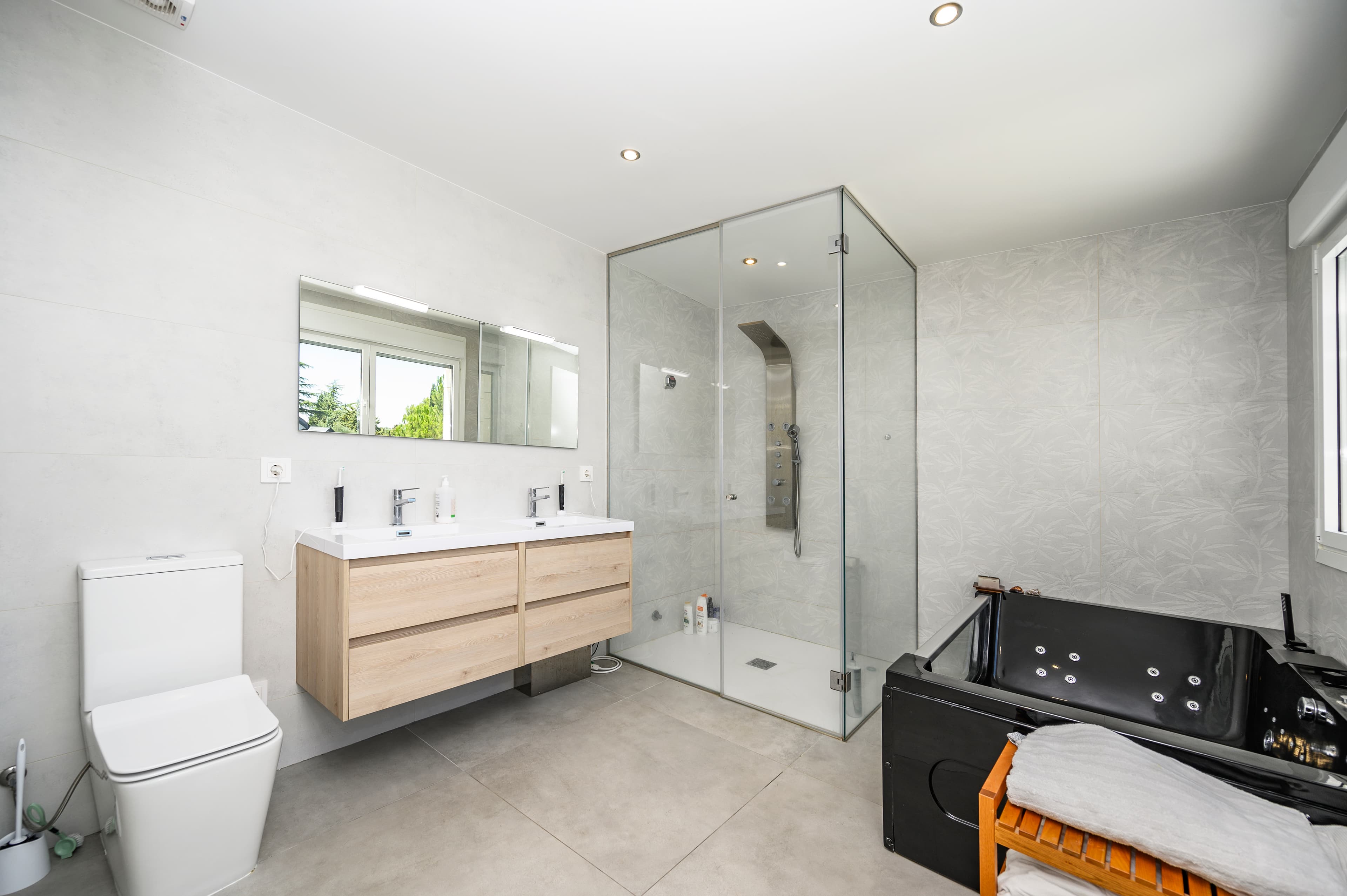 baño con jacuzzi